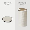 Crèmekleurige MAZAZU wasmand met ruitpatroon, getoond in opgevouwen en uitgevouwen staat.
