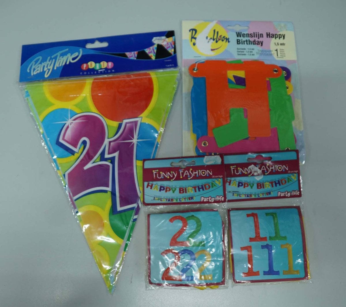Verjaardag versierpakket 21 jaar met geel cijfer - slinger 21 - opblaasletter geel 21 - slinger Happy Brithday - slingers voor 21 jarige leeftijd - versiering voor 21 jarige bestaan - feest versiering voor 21 jarig verjaardag - versiering 21 jaar