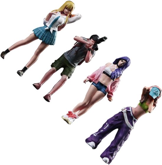 Vier beeldjes van anime-meisjes en een fotograaf in een diorama-opstelling.