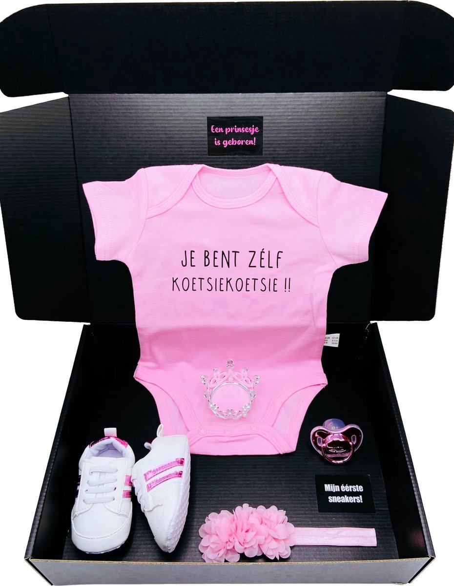 Roze Kraamcadeau Meisje - Romper, Babysneakers en Speen - Babyshower / Geboortecadeau - Koetsiekoetsie