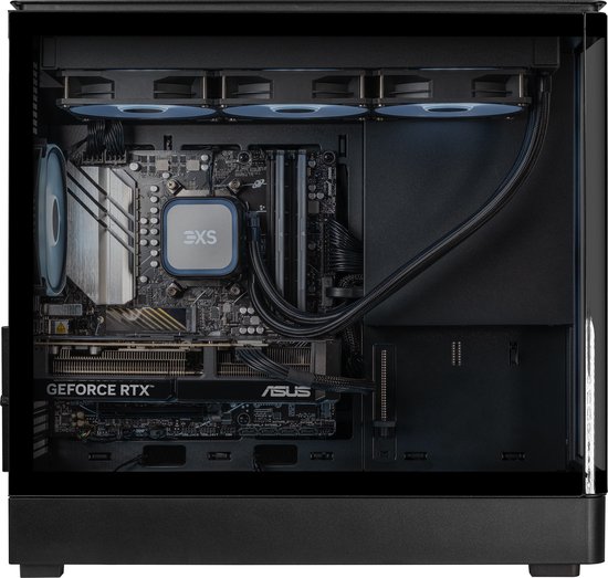 Zijaanzicht van een open computerbehuizing met blauw verlichte ventilatoren, moederbord met 3XS-logo en ASUS GeForce RTX grafische kaart.