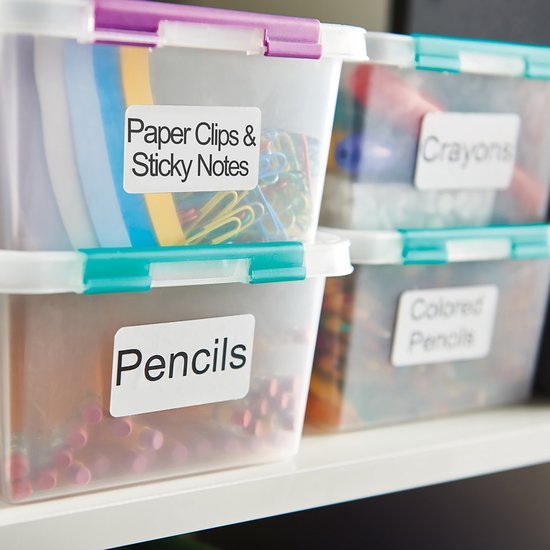 Opbergbakjes met DYMO labels: 'Paper Clips & Sticky Notes', 'Crayons', 'Pencils', 'Colored Pencils'.