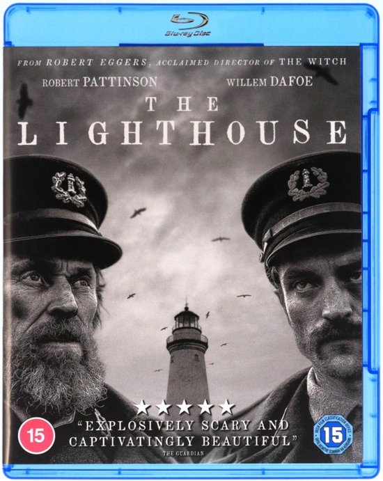 Blu-ray hoes van 'The Lighthouse' met Willem Dafoe en Robert Pattinson, de vuurtoren in het midden.
