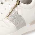 Close-up van een witte Gabor sneaker met gouden rits en zilveren luipaardprint.