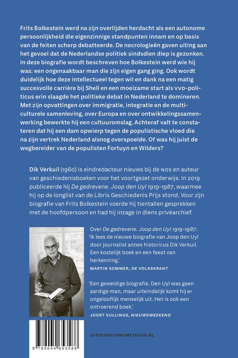 Achterkant van een boek met tekst en een kleine foto van een man met bril, zittend met een boek. ISBN 9789045053868.