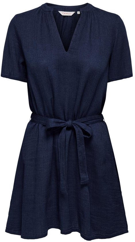 Robe bleu foncé à manches courtes, col en V et ceinture à la taille, avec un nœud. Robe de la marque ONLY.