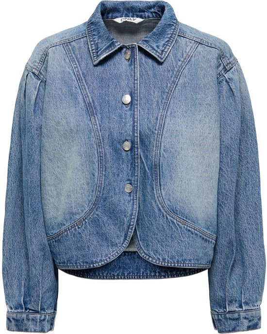 Blauwe denim jas met cropped pasvorm, knoopsluiting en pofmouwen. Het label 'ONLY' is zichtbaar.