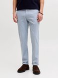 Onderlichaam van een man met een lichtblauwe pantalon met ruitpatroon en omgeslagen pijpen.