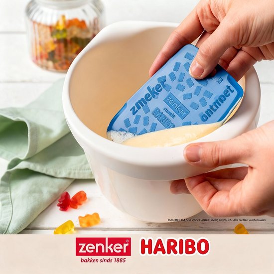 Corne de boulanger bleue avec motif d'ours HARIBO utilisée pour racler la pâte d'un bol.