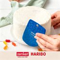 Corne de boulanger bleue avec motif d'ours HARIBO lisse un gâteau.