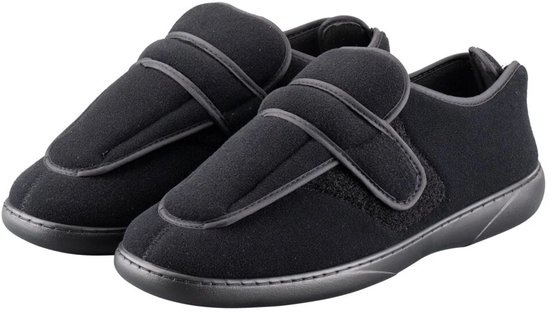 Paar zwarte verbandschoenen met klittenbandsluiting, op de voorgrond.