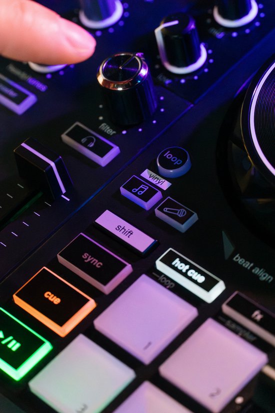Close-up van verlichte DJ-controllerknoppen, inclusief 'loop', 'vinyl' en 'sync'.