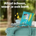 Een pak Pampers babydoekjes in een tas in het bos. "Altijd schoon, waar je ook bent" staat in beeld.