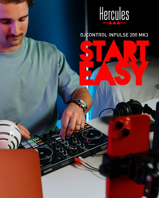 Man met snor die de Hercules DJ-controller bespeelt, met tekst "START EASY".