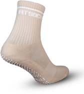 Beige grip sok van voren met witte stippen op de zool en de tekst 'FIT SOCKR' op de boord.