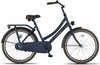 Donkerblauwe omafiets met bruine handvatten, zadel en banden. Achterdrager en jasbeschermers.