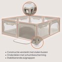 Beige box met mesh zijkanten, 2 ingangen. Close-up van de hoekverbindingen en zuignappen.