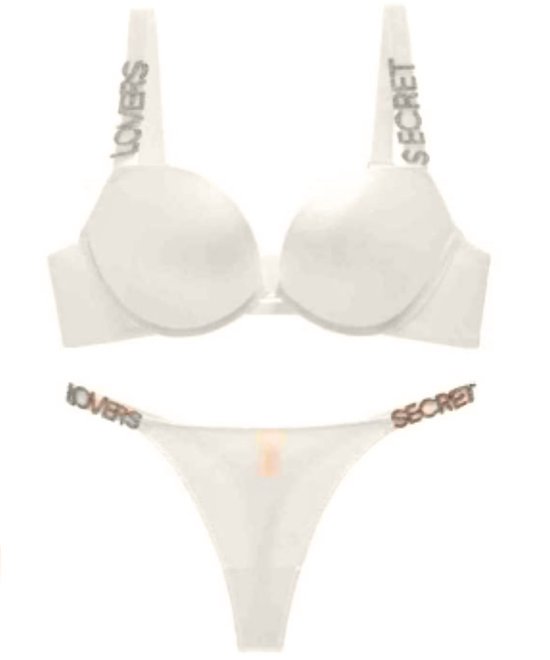 Soutien-gorge push-up et string blancs. Bretelles du soutien-gorge avec 'LOVERS', bande de la culotte avec 'SECRET'.