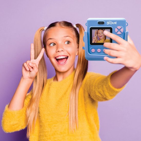 Meisje met staarten neemt een selfie met de blauwe Stitch-camera, doet V-teken.