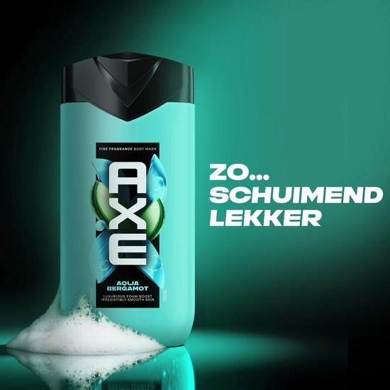 Turquoise Axe douchegel fles met schuim aan de onderkant.