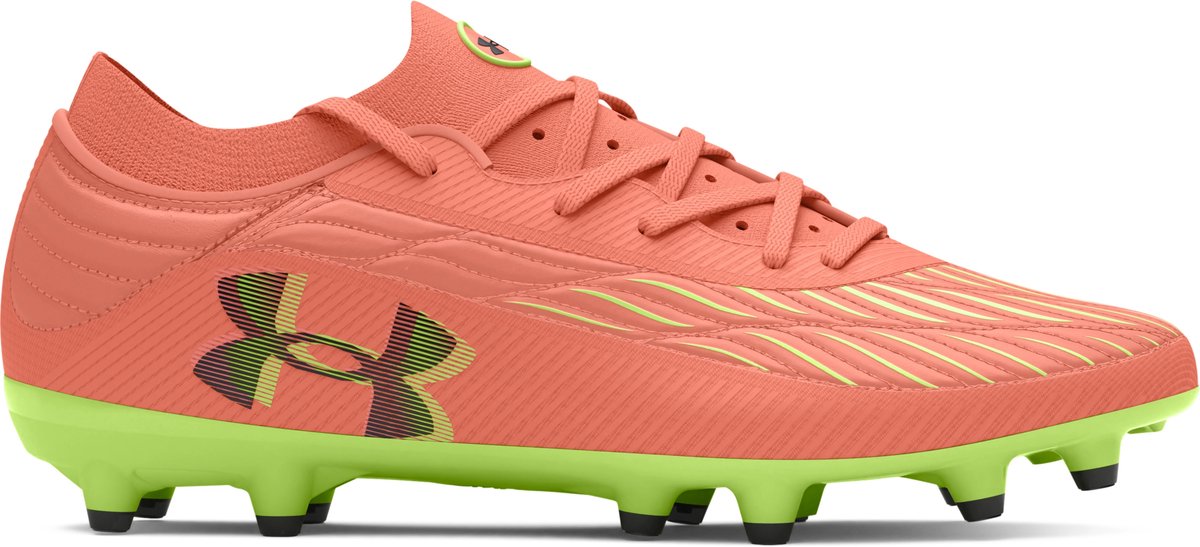 Roze Under Armour Magnetico Pro 4 FG voetbalschoenen met groene zolen en gestileerde details voor optimale prestaties.