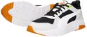 Wit leren sneaker met zwarte mesh, witte Puma-streep en oranje zolen. Een tweede sneaker ligt ernaast.