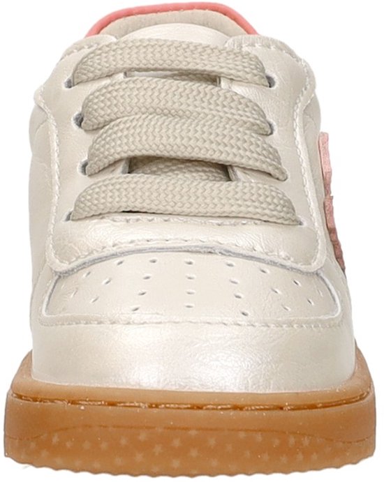 Crèmekleurige sneaker met veters en roze strepen op de zijkant.