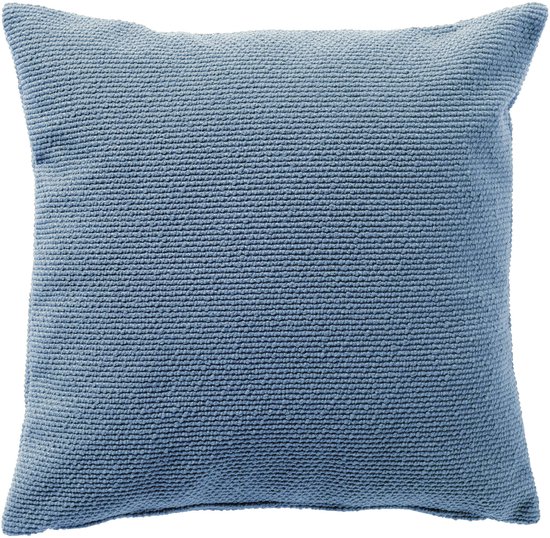 Blauw sierkussen met een grof gebreide textuur.