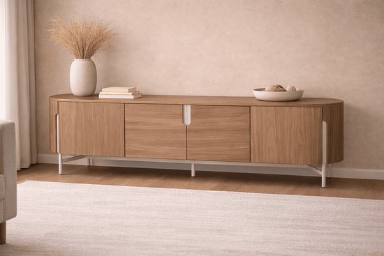 Walnoot dressoir in een woonkamer met een vaas, boeken en een schaal met decoratie.