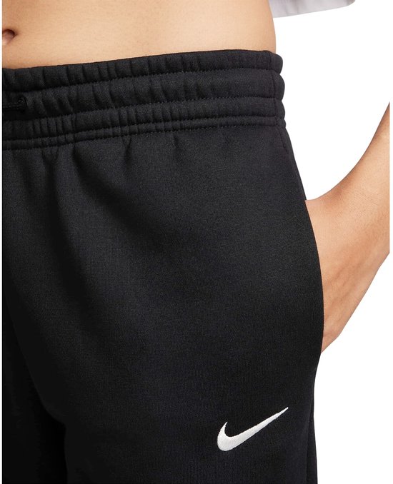 Zwarte Nike joggingbroek met elastische tailleband en wit Nike logo op de zijkant.