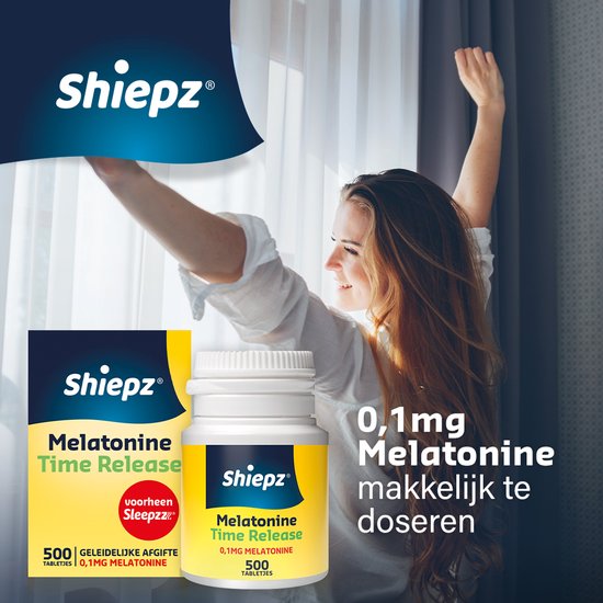 Een vrouw met haar armen omhoog, kijkend naar rechts, met een doos en een potje Shiepz Melatonine Time Release 0,1mg.