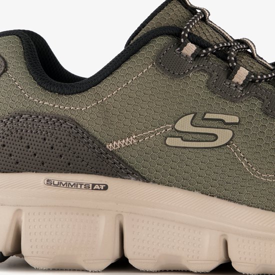 Detail van groene Skechers wandelschoen met "SUMMITS AT" op de beige zool.