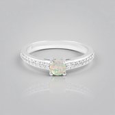 Zilveren ring met ronde witte opaal en zirkonia, op een grijze achtergrond.