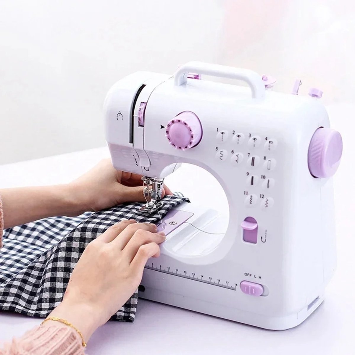 Zolara Mini Naaimachine - Elektrische naai machine - Kleine naaimachine - Multifunctionele mini handnaaimachine - Paars - Wit