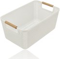 Witte kunststof mand met ruitpatroon en houten handvatten.