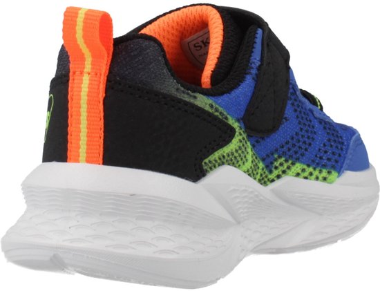 Achterkant van een blauwe Skechers sneaker met oranje lus, limegroene en zwarte details en witte zool.