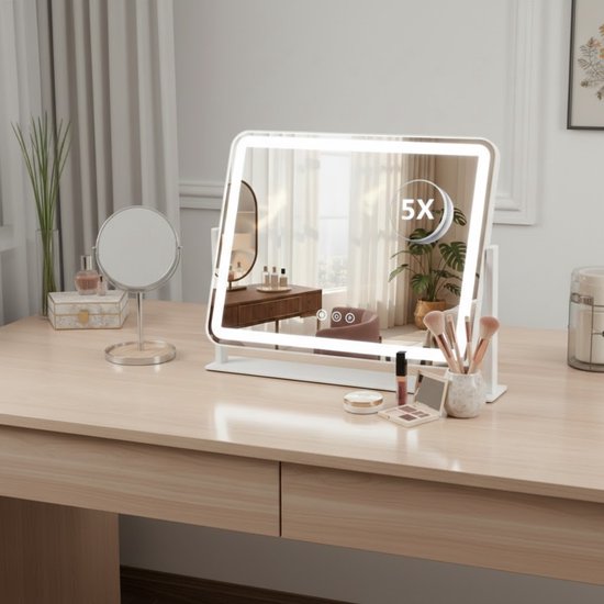 Verlichte make-upspiegel met 5x vergroting, cosmetica en make-upkwasten op een kaptafel.