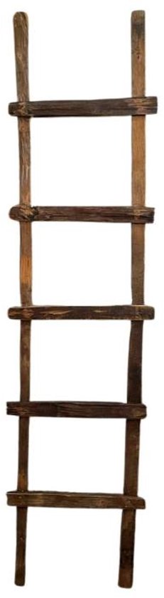 Een decoratieve ladder van verweerd hout met vijf sporten.