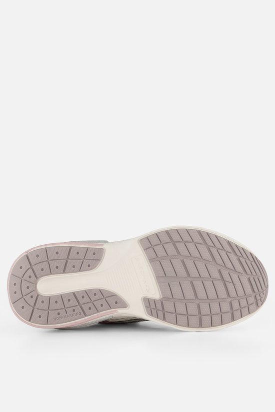Onderkant van een witte sneaker met roze en grijze zool.