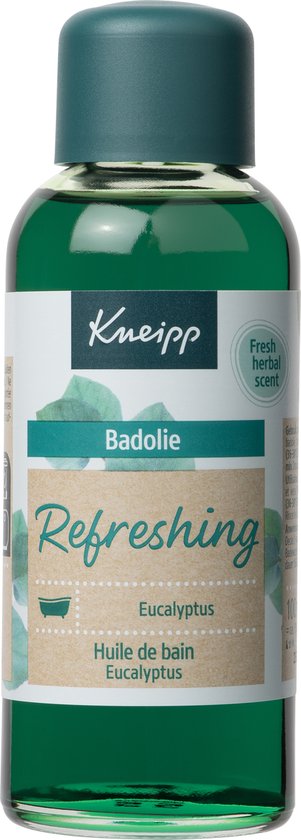 Fles Kneipp Badolie Refreshing Eucalyptus met groene dop, label met tekst en eucalyptusblaadjes.