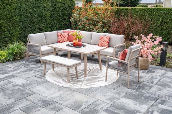 Buiten loungeset met lichte houten bank, stoel, tafel en grijze kussens op betegeld terras.