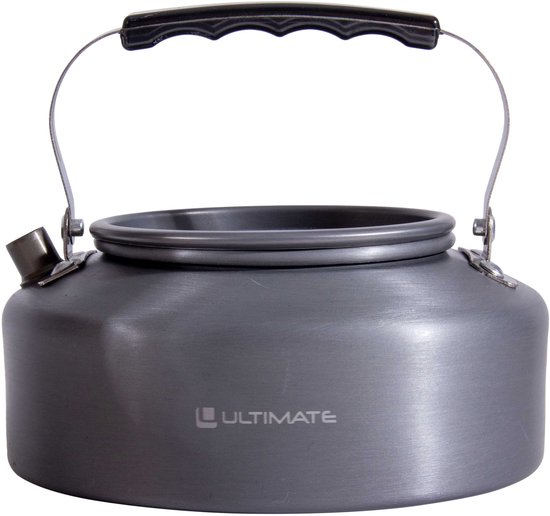 Grijze camping waterkoker van Ultimate met metalen handgreep en tuit.