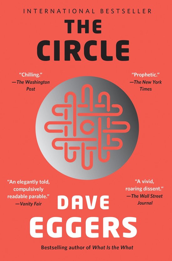 Boek 'The Circle' van Dave Eggers. Rode kaft met een grijs cirkelvormig motief en citaten van critici.