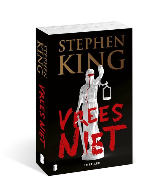 Stephen King Vrees Niet, een gebonden boek met op de kaft een geblinddoekte vrouw, bloed, weegschaal en zwaard. Rode letters.