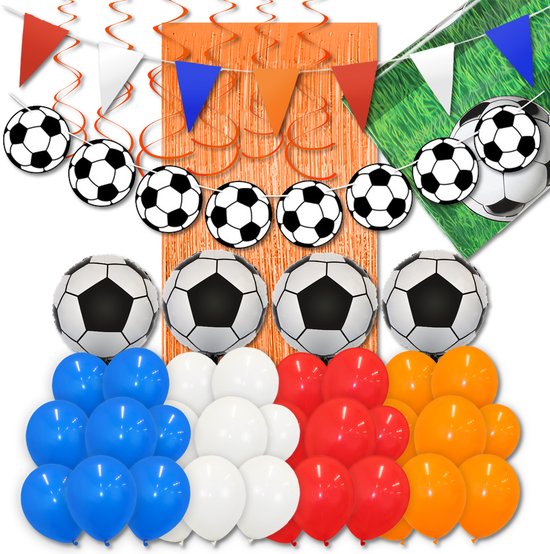 Feestversiering met voetbalmotief: ballonnen, slingers en vlaggetjes in oranje, rood, wit en blauw.