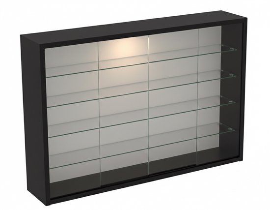Zwarte vitrinekast met glazen schuifdeuren en vijf glazen legplanken, verlicht van bovenaf.