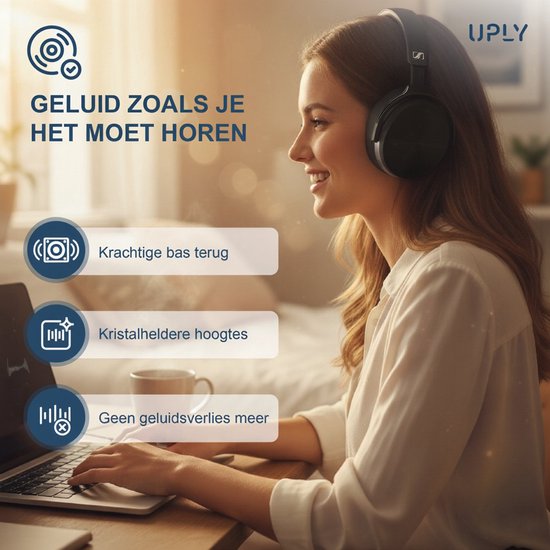 Vrouw met zwarte hoofdtelefoon, zittend aan een bureau met laptop. Tekst: 'GELUID ZOALS JE HET MOET HOREN'.