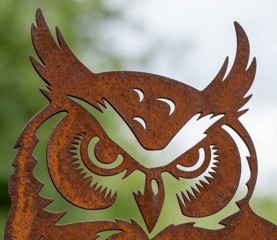 Close-up van een roestbruine metalen uil van cortenstaal.