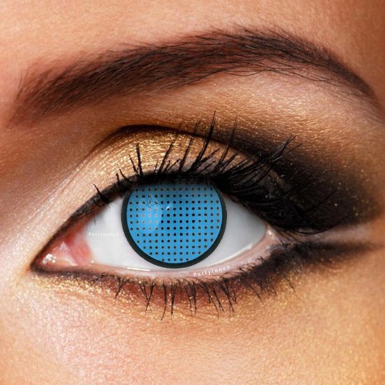 Close-up oog met een helderblauwe mesh-kleurlens met zwarte stippen.