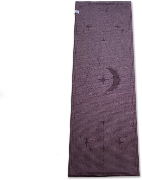 Paarse yogamat, platliggend, met een centraal zonne- en maanmotief en sterren.